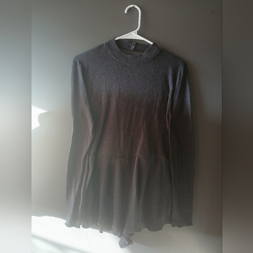 SIZE AND BRAND UNKNOWN WOMENS DARK GRAY LONG SLEEVE ROMPER. I BELIEVE SIZE M/L